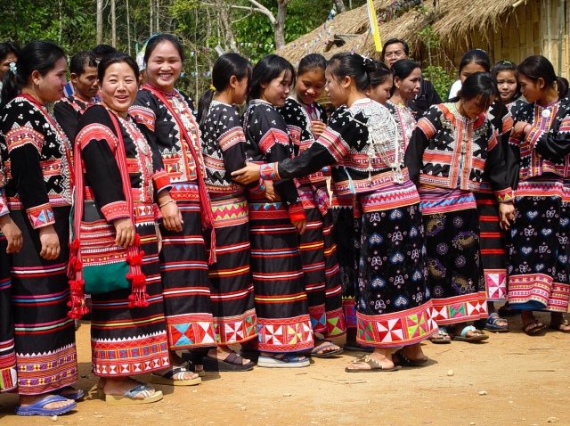 women dressed in traditional lahu hilltribe dress